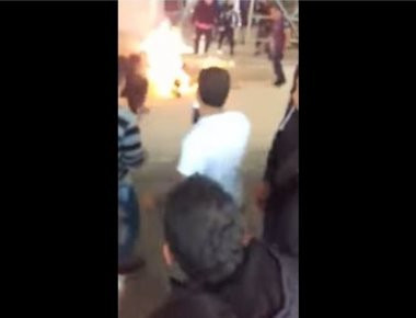 Χίος: Η δραματική στιγμή που ο Σύρος πρόσφυγας αυτοπυρπολείται (βίντεο)